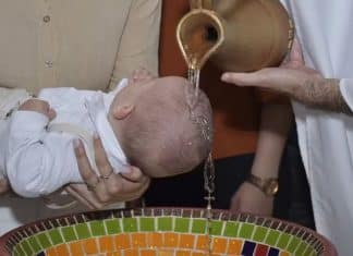 Foto de terço formada na água de batismo viraliza em Santa Catarina: “Surpreendente”