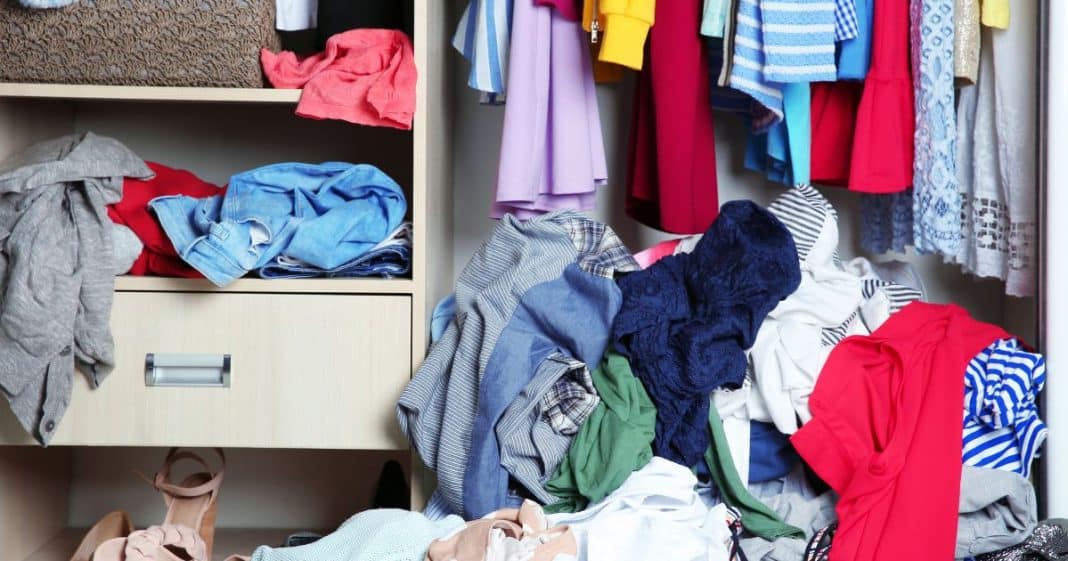 O que seu armário tenta te dizer sobre o que você sente — Descubra o lado psicológico sobre o acúmulo de roupas