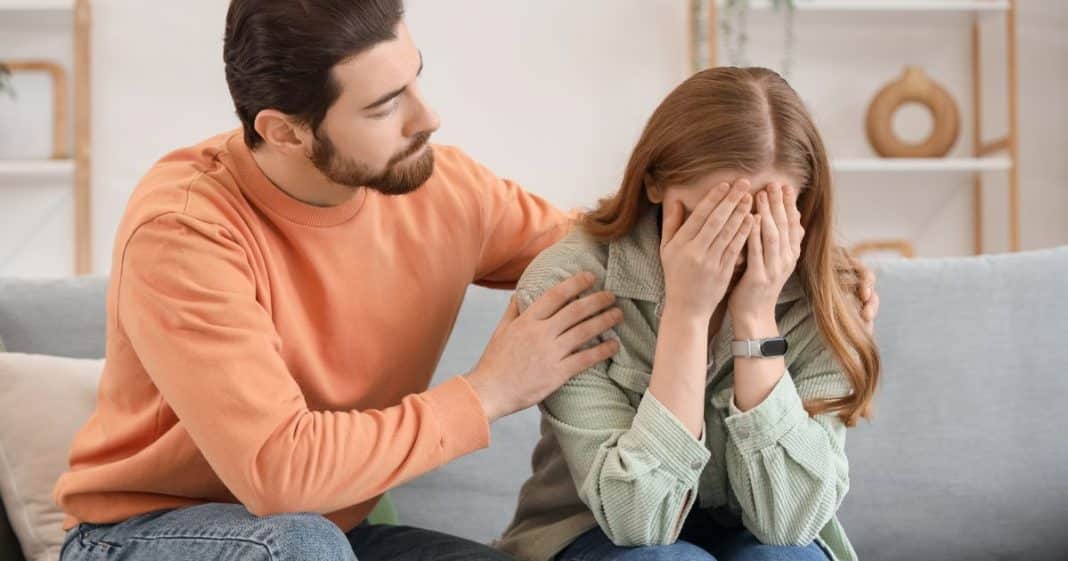 Hábitos de pessoas narcisistas que indicam abuso emocional — e quase ninguém percebe