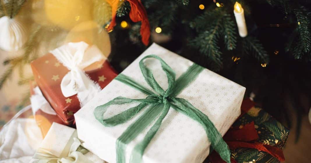 Presentes fora da caixa: 10 ideias criativas para surpreender (e fugir das meias)