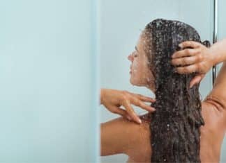 Tomar banho antes de dormir ou ao acordar? A ciência aponta qual hábito é mais saudável