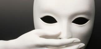 Esses comportamentos parecem normais — mas revelam abuso emocional narcisista