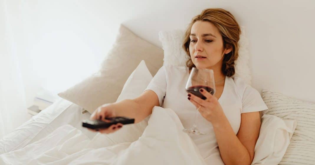 Preferir ficar em casa no fim de semana não é preguiça — é um sinal psicológico poderoso