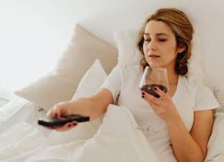 Preferir ficar em casa no fim de semana não é preguiça — é um sinal psicológico poderoso