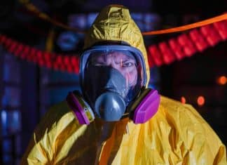 Vírus mortal sem cura acende alerta global: Veja os sintomas da infecção que fez aeroportos retomarem protocolos da COVID