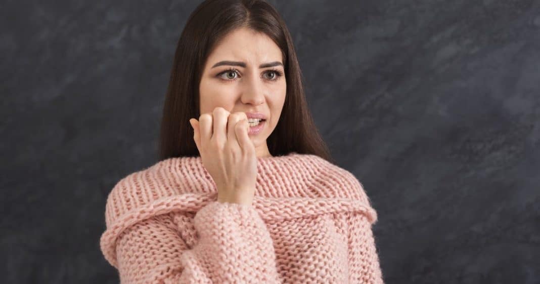 Você rói as unhas? A psicologia revela o que sua mente tenta esconder