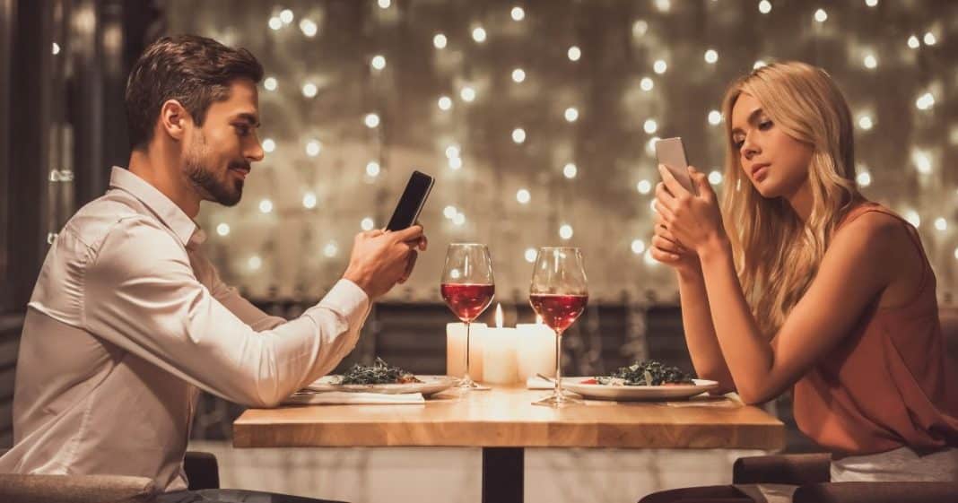 3 Sinais claros de que a pessoa não está interessada em você, segundo a linguagem corporal