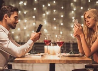 3 Sinais claros de que a pessoa não está interessada em você, segundo a linguagem corporal