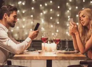 3 Sinais claros de que a pessoa não está interessada em você, segundo a linguagem corporal