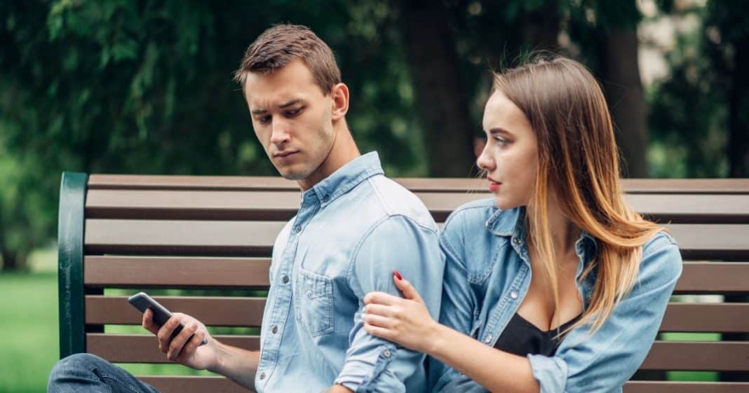 3 Sinais claros de que o seu parceiro ENJOOU DE VOCÊ e do seu relacionamento