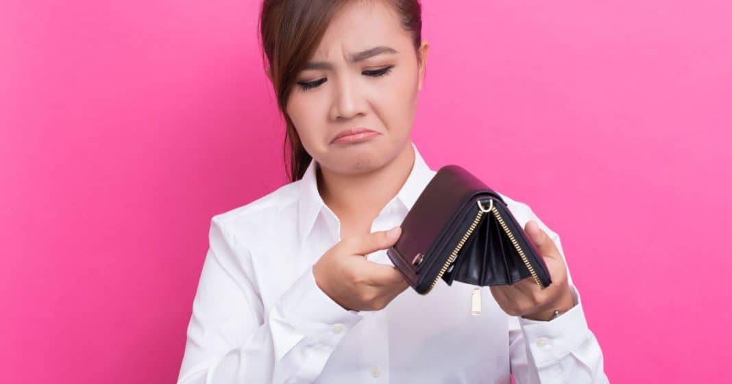 6 Atitudes que fazem você parecer pobre (mesmo sem ser)