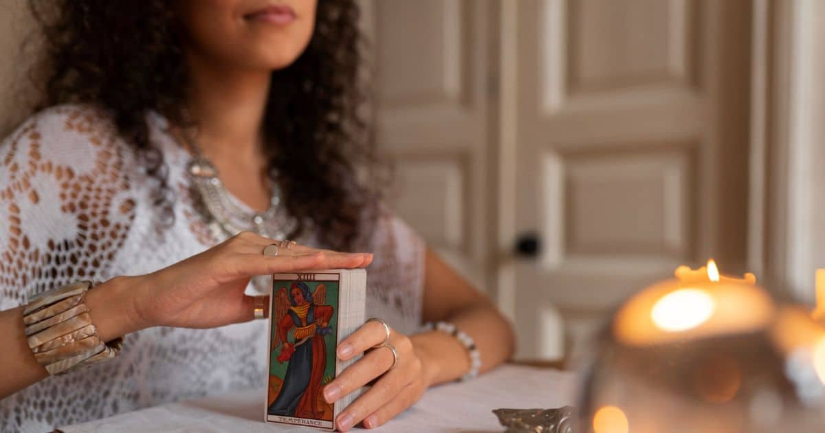 resilienciamag.com - Phone Tarot Readings as an Emotional Support Tool: Understanding Their Role in Navigating Uncertainty