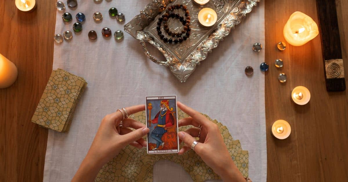 resilienciamag.com - Phone Tarot Readings as an Emotional Support Tool: Understanding Their Role in Navigating Uncertainty