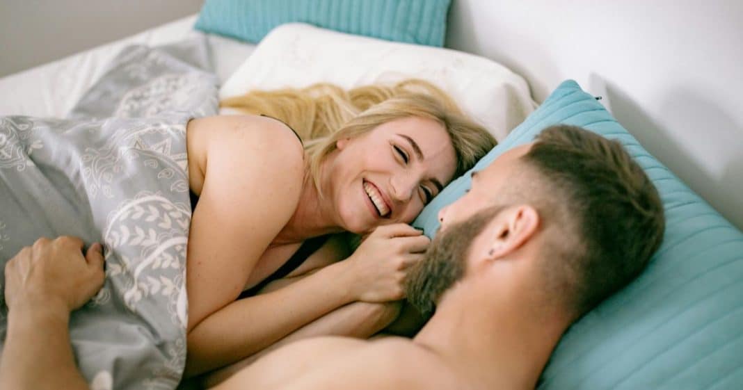 Estudo revela quanto tempo os homens duram na cama — e os números surpreendem