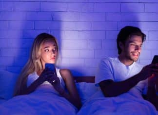 Formas como você pode estar traindo seu parceiro sem perceber — Você considera isso traição?