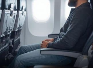 Você ainda viaja de jeans? Companhia aérea faz pedido polêmico e divide a internet