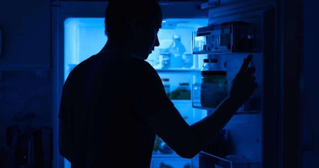 Especialistas alertam sobre 3 tipos de alimentos que você deve evitar antes de dormir