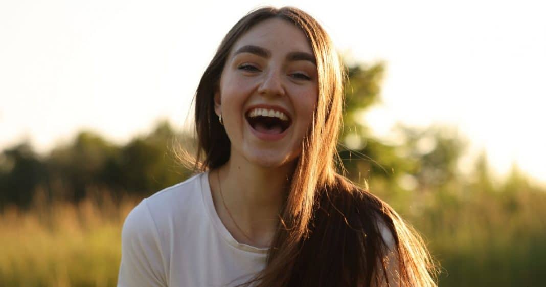 Psicóloga revela por que pessoas solteiras tendem a ser mais confiantes, felizes e mentalmente estáveis