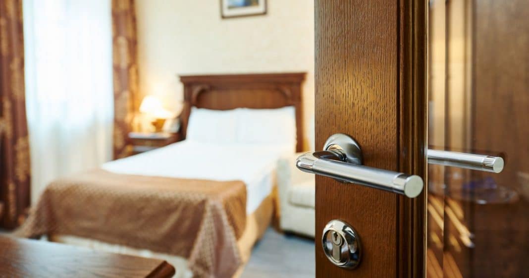 Psicologia revela: quem dorme com a porta fechada costuma ter esses 6 traços