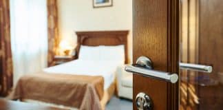 Psicologia revela: quem dorme com a porta fechada costuma ter esses 6 traços