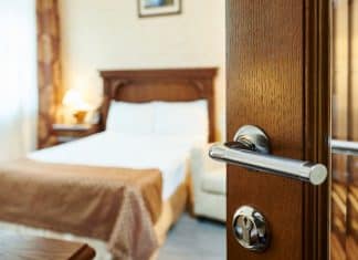 Psicologia revela: quem dorme com a porta fechada costuma ter esses 6 traços