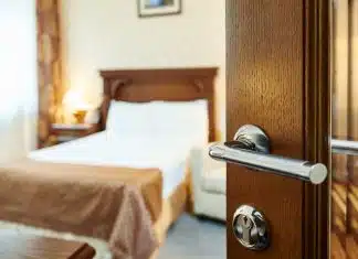 Psicologia revela: quem dorme com a porta fechada costuma ter esses 6 traços