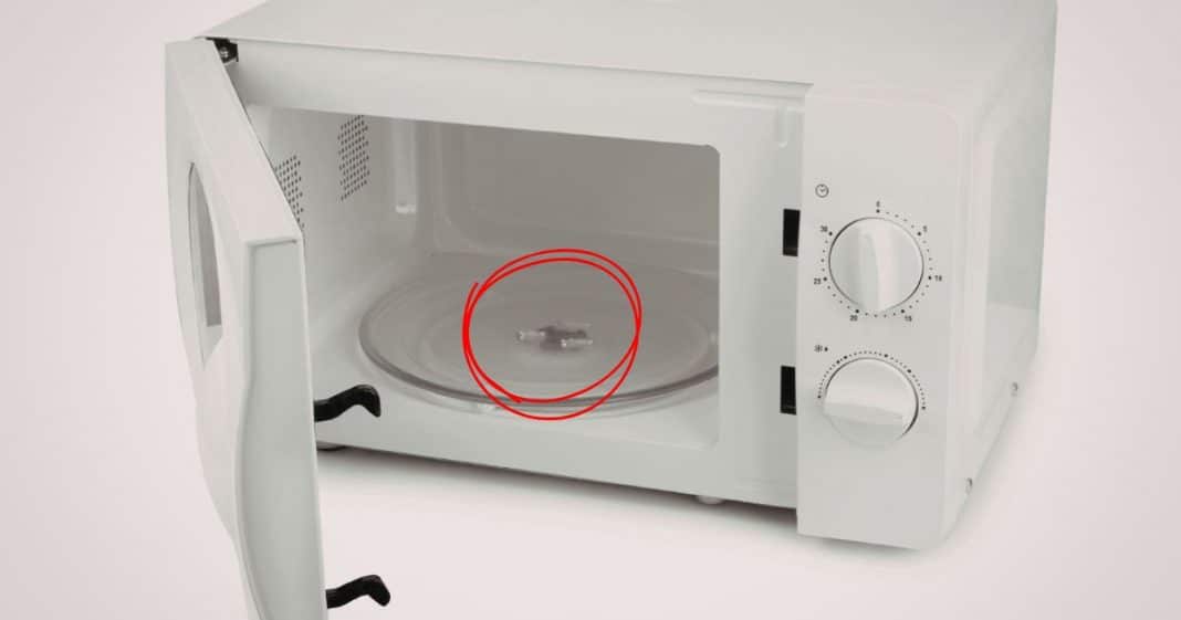 A peça escondida do micro-ondas que quase ninguém percebe, mas faz toda a diferença