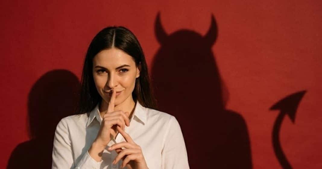 As 4 cores que pessoas manipuladoras mais usam, segundo a psicologia das cores