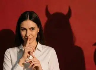 As 4 cores que pessoas manipuladoras mais usam, segundo a psicologia das cores