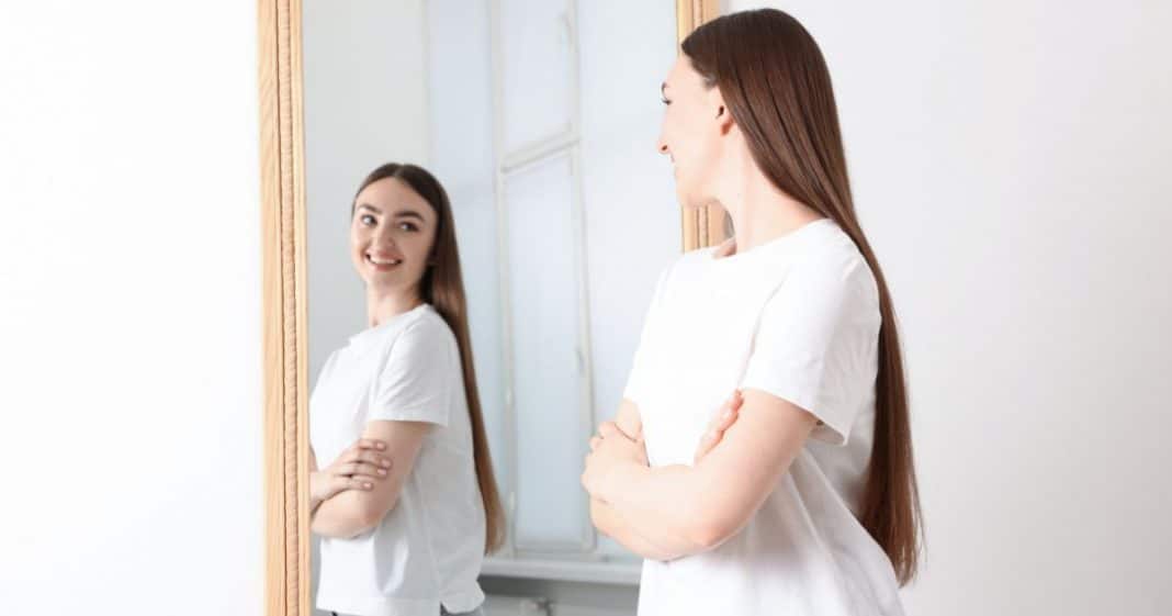 Falar sozinho é normal? A psicologia explica o que realmente acontece no seu cérebro