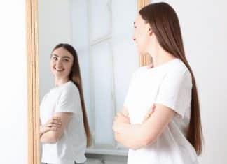 Falar sozinho é normal? A psicologia explica o que realmente acontece no seu cérebro