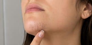 O pelo no queixo de uma mulher raramente aparece por acaso