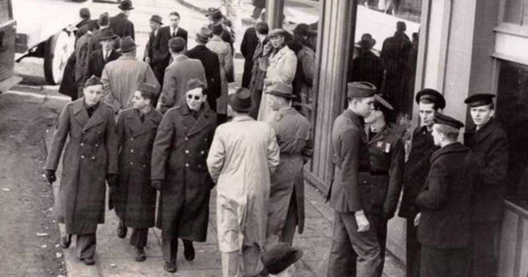 uma-foto-de-1943-voltou-a-assustar-a-internet-por-um-detalhe-impossivel-de-ignorar (1) Uma foto de 1943 voltou a assustar a internet por um detalhe impossível de ignorar