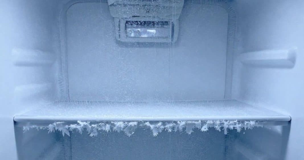 O truque que faz o gelo do freezer se soltar quase sozinho em poucos minutos
