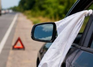 Se você vir um pano branco em um carro na estrada, preste atenção