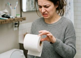 O perigo invisível do papel higiênico: o erro que milhões de mulheres cometem
