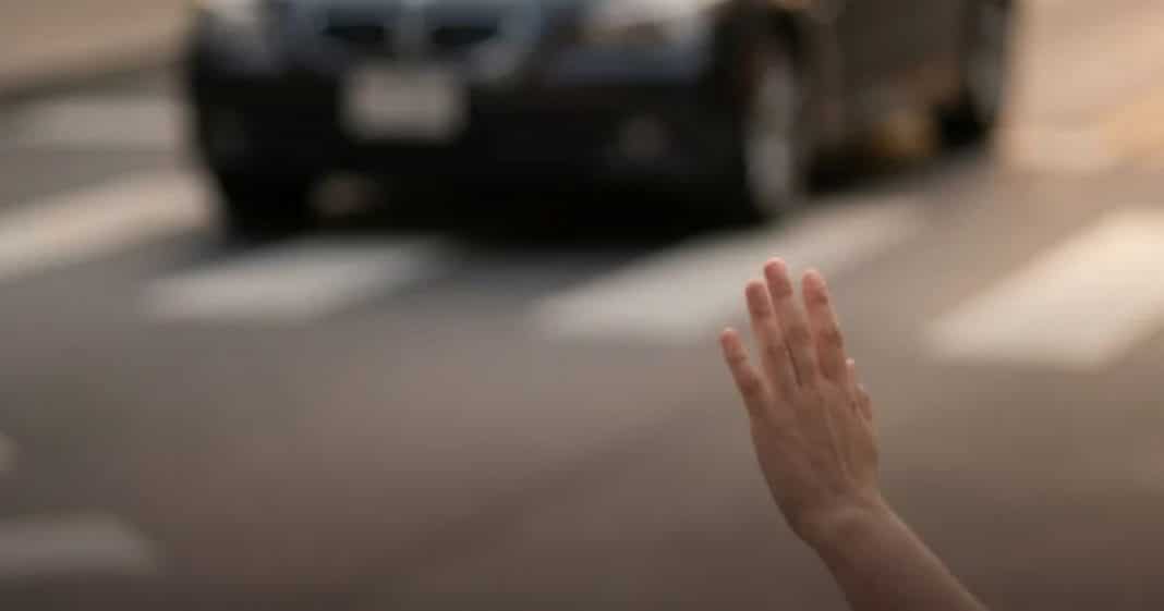 Você levanta a mão pra agradecer aos motoristas na faixa de pedestres? A psicologia explica os 4 traços que esse gesto revela