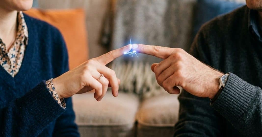 O verdadeiro motivo por trás dos choques que você sente ao tocar em pessoas — e não tem nada a ver com eletricidade