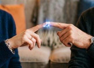 O verdadeiro motivo por trás dos choques que você sente ao tocar em pessoas — e não tem nada a ver com eletricidade
