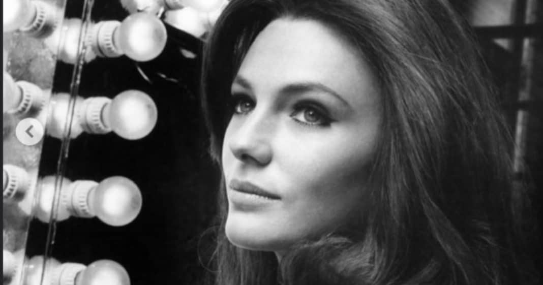Aos 81 anos, essa atriz nunca recorreu a cirurgia plástica e segue ativa em Hollywood — e é madrinha de uma estrela mundialmente famosa. Você sabe quem é?