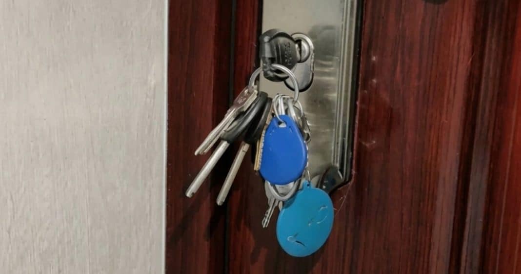 Colocar a chave na fechadura antes de dormir: veja por que isso pode reforçar sua segurança (e o que considerar antes de adotar o hábito)