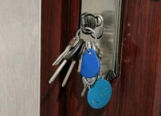 Colocar a chave na fechadura antes de dormir: veja por que isso pode reforçar sua segurança (e o que considerar antes de adotar o hábito)