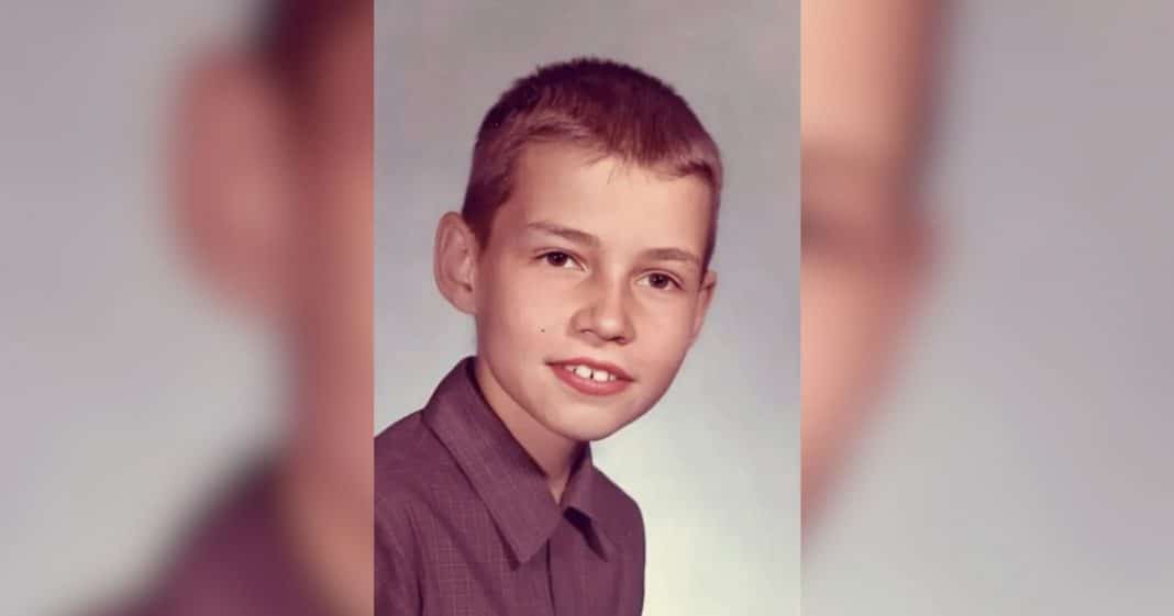 Ele morou numa barraca e trabalhava numa fábrica aos 11 anos — hoje é um dos maiores nomes da comédia mundial. Reconhece o garoto desta foto de 1973?