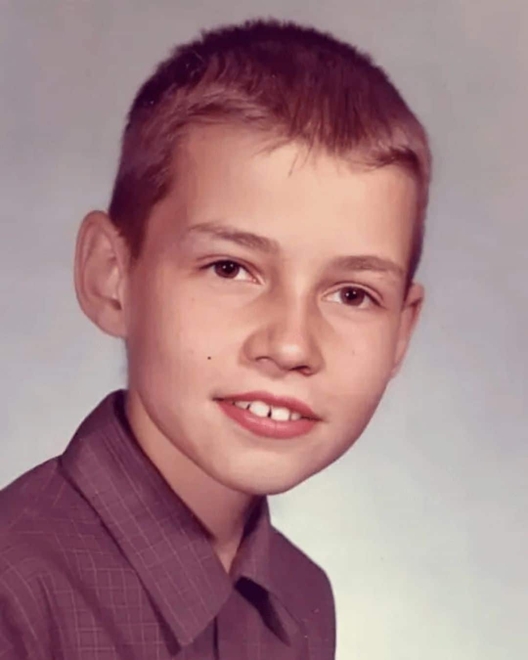 resilienciamag.com - Ele morou numa barraca e trabalhava numa f&aacute;brica aos 11 anos &mdash; hoje &eacute; um dos maiores nomes da com&eacute;dia mundial. Reconhece o garoto desta foto de 1973?