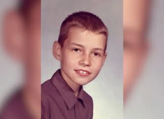 Ele morou numa barraca e trabalhava numa fábrica aos 11 anos — hoje é um dos maiores nomes da comédia mundial. Reconhece o garoto desta foto de 1973?