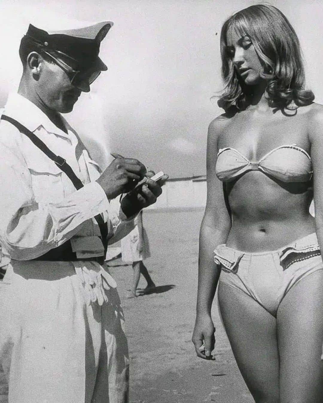 resilienciamag.com - Essa foto de uma mulher de biqu&iacute;ni parece comum mas esconde um detalhe que mudou a hist&oacute;ria da moda e do mundo para sempre