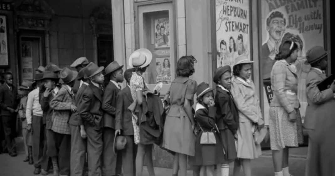 Você consegue ver o que intrigou a internet nesta foto de 1941? Muitos dizem que é “prova de viagem no tempo”