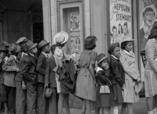 Você consegue ver o que intrigou a internet nesta foto de 1941? Muitos dizem que é “prova de viagem no tempo”
