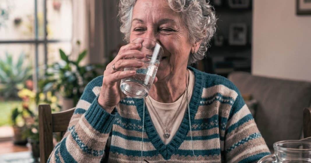 O que milhões de pessoas com mais de 60 anos fazem logo ao acordar pode sobrecarregar o coração — e quase ninguém percebe