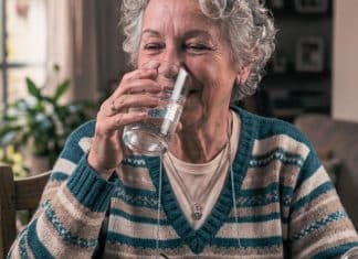 O que milhões de pessoas com mais de 60 anos fazem logo ao acordar pode sobrecarregar o coração — e quase ninguém percebe